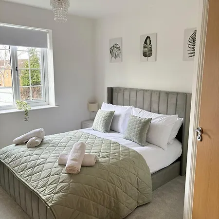 Spacious Retreat With Parking: Ideal For Families & Contractors York Exterior photo