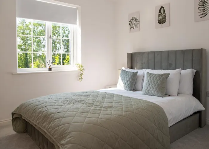 Spacious Retreat With Parking: Ideal For Families & Contractors