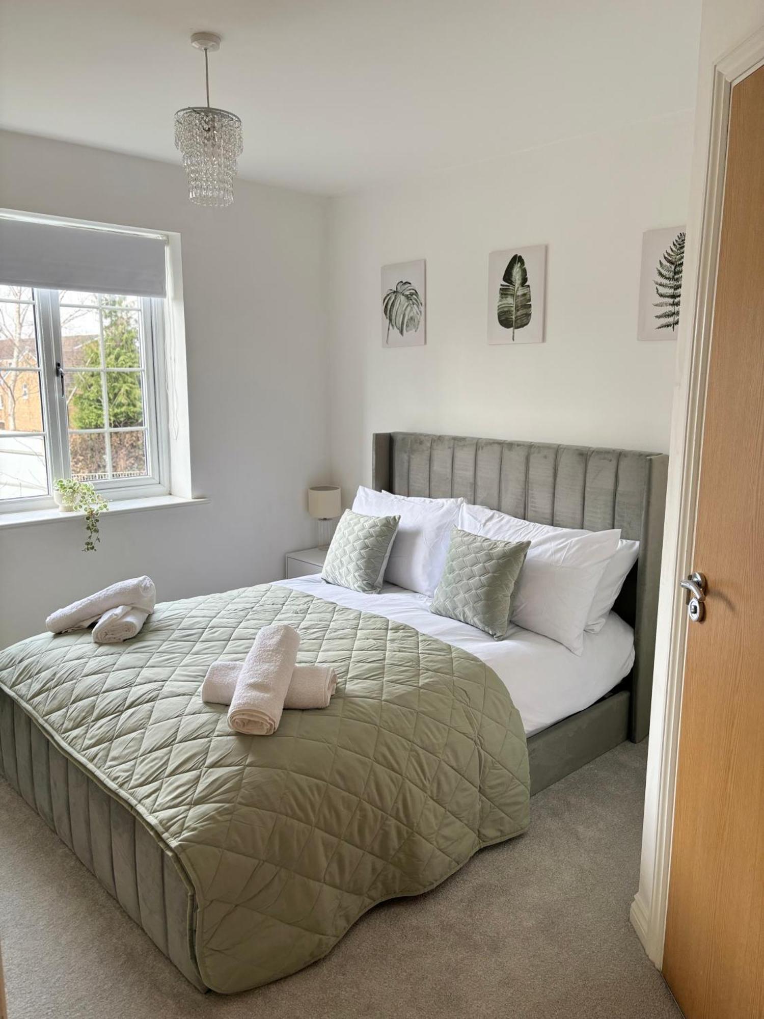 Apartment Spacious Retreat With Parking: Ideal For Families & Contractors York