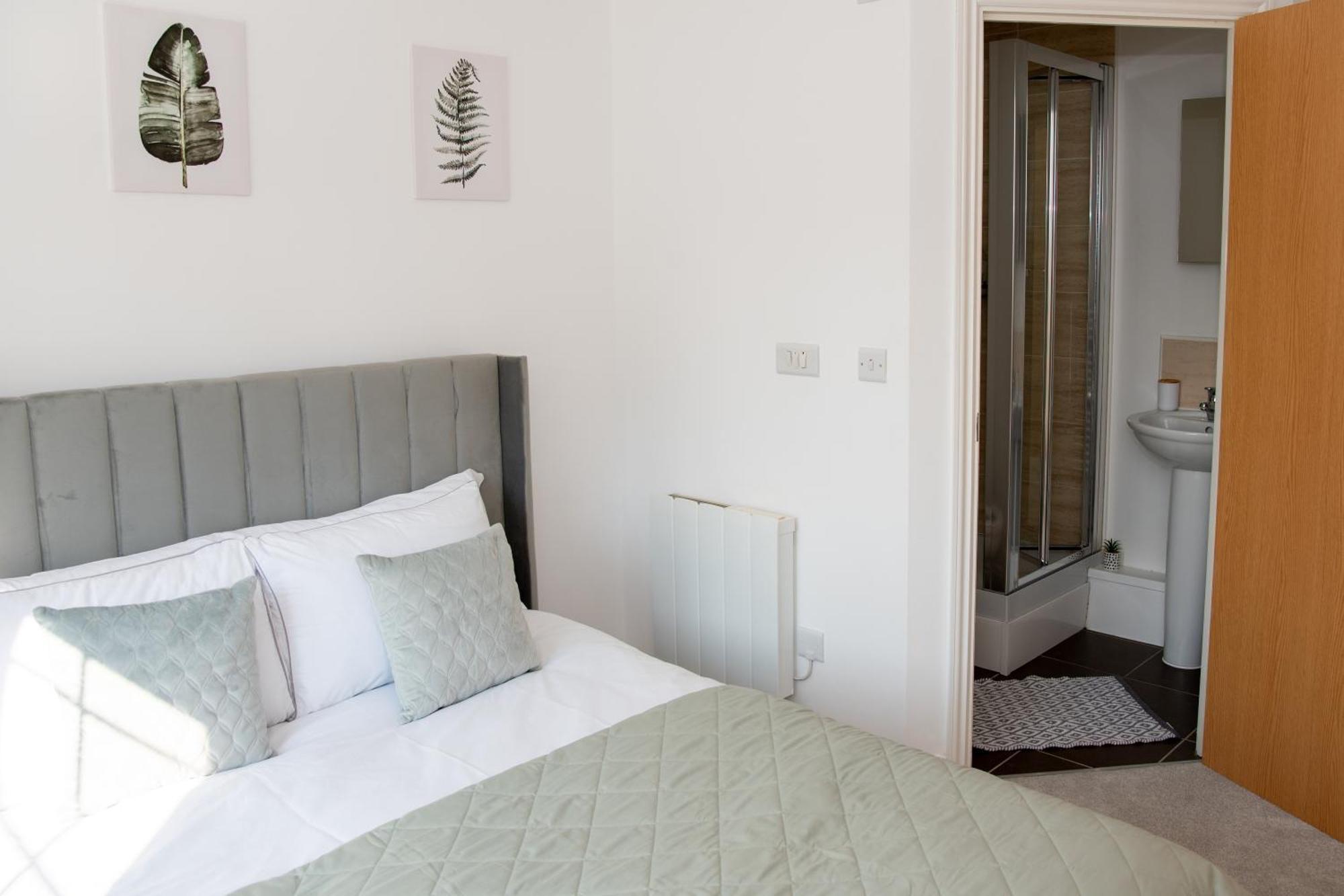 Apartment Spacious Retreat With Parking: Ideal For Families & Contractors York