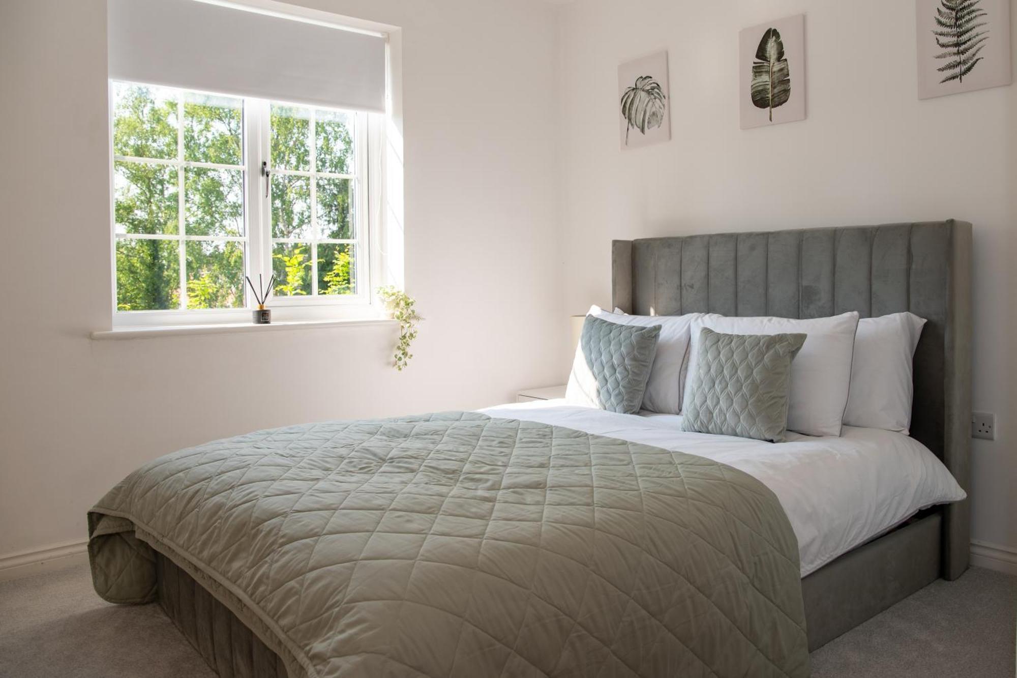 Spacious Retreat With Parking: Ideal For Families & Contractors York
