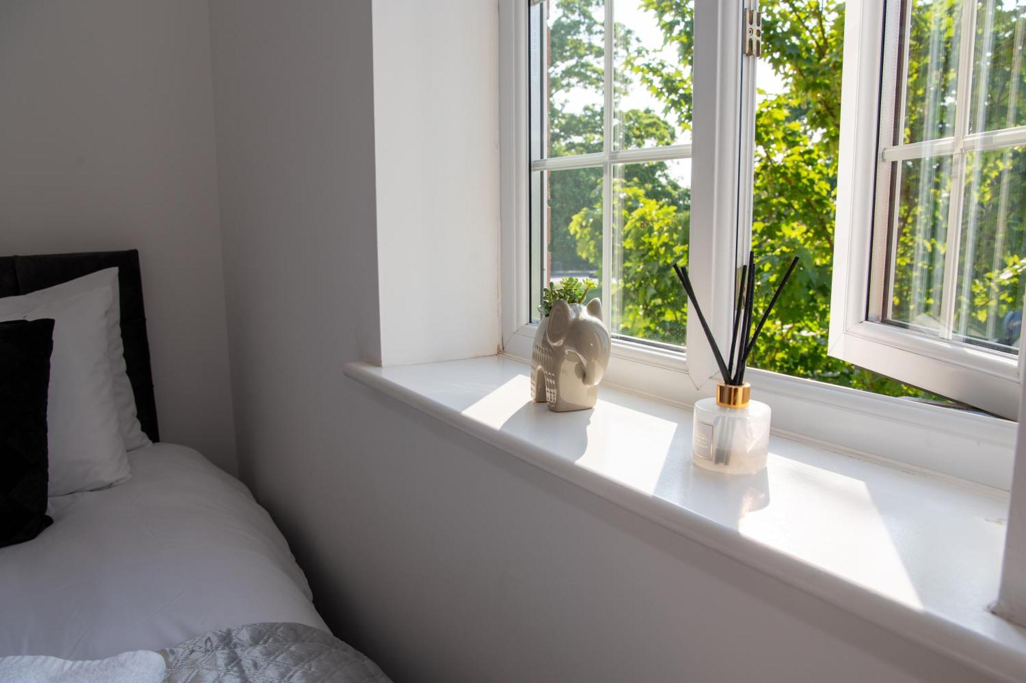 Spacious Retreat With Parking: Ideal For Families & Contractors Apartment *
