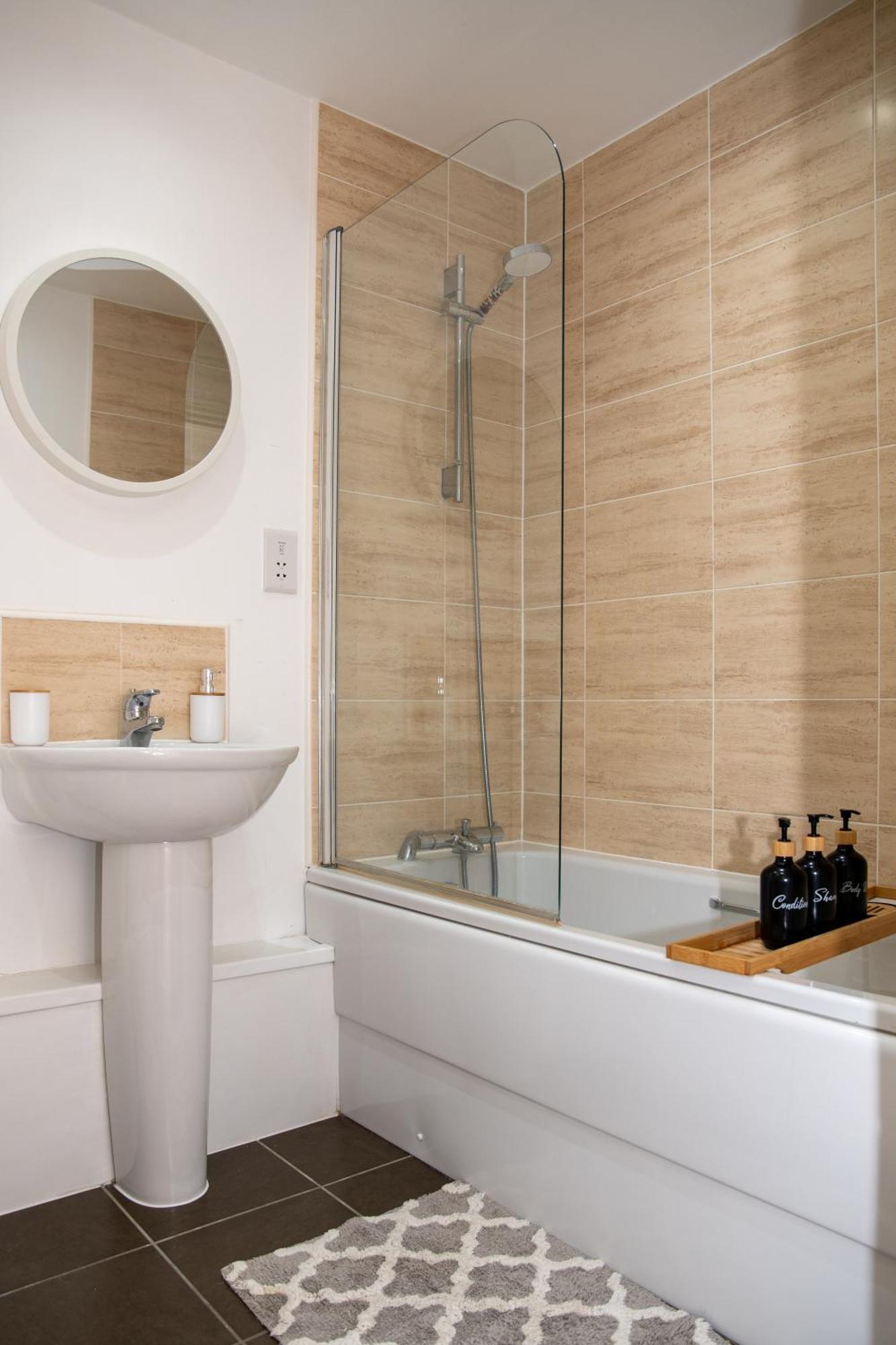 Spacious Retreat With Parking: Ideal For Families & Contractors *